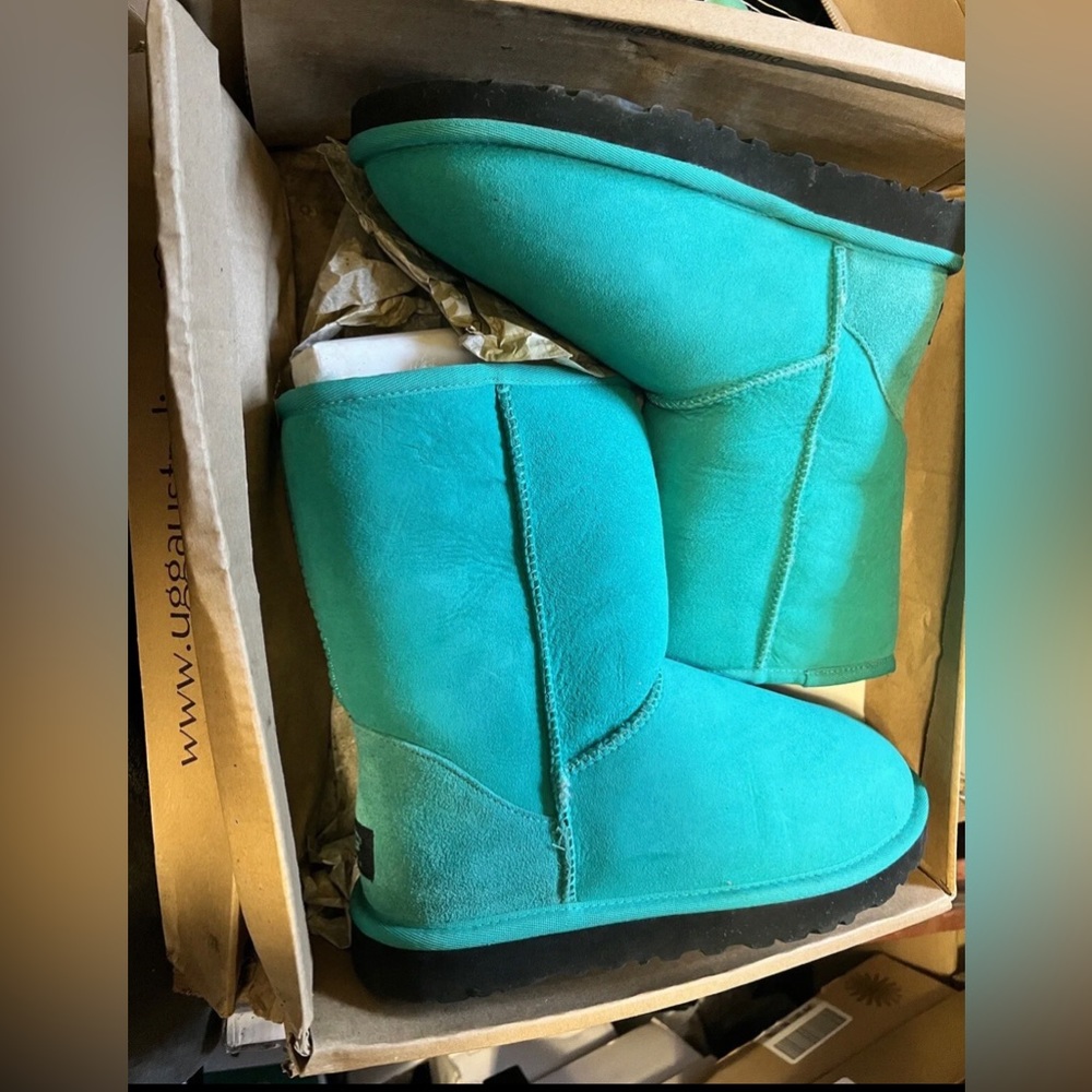 UGG NEON JADE SIZE 7